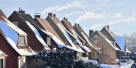 Eigenheime mit rauchenden Schornsteinen im Winter