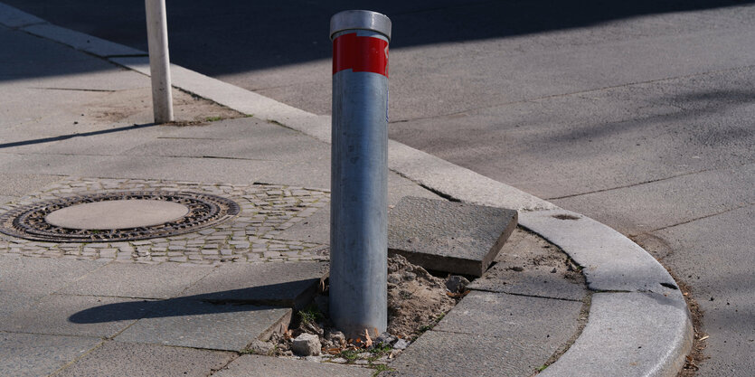 Schiefgefahrener Poller an Straßenecke