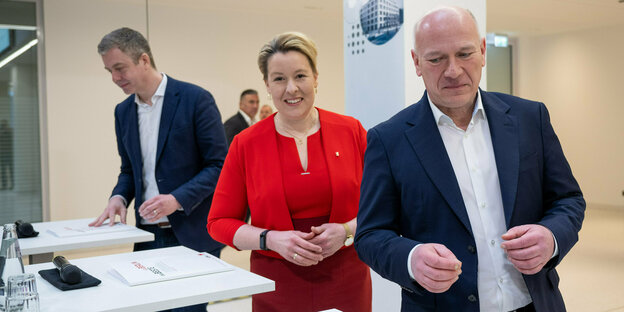 Stefan Evers, Franziska Giffey und Kai Wegner bei der Vorstellung des Koalitionsvertrages
