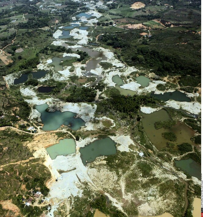 Ein Luftbild zeigt eine Landschaft mit kleinen Wassertümpeln, die auf Verschmutzung hinweisen