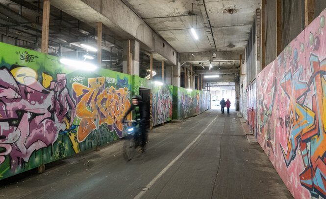 Ein Radfahrer fährt durch eine Unterführung im Ihme-Zentrum.