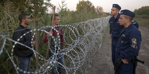 Flüchtlinge und Polizei an der ungarisch-serbischen Grenze
