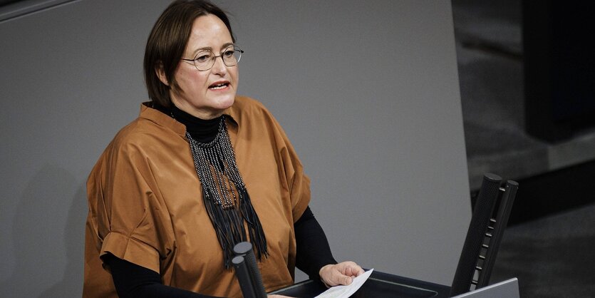 Martina Renner spricht im Bundestag