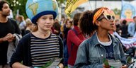 Schülerinnen von Fridays for Future bei einer Demo in Berlin, ein Mädchen hat eine Weltkugel auf dem kopf