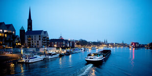 Binnenschiff auf der Weser in Bremen