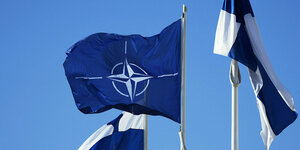 Die Fahnen der NATO und Finnlands