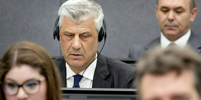 Hashim Thaci und andere Menschen in einem Gerichtssaal