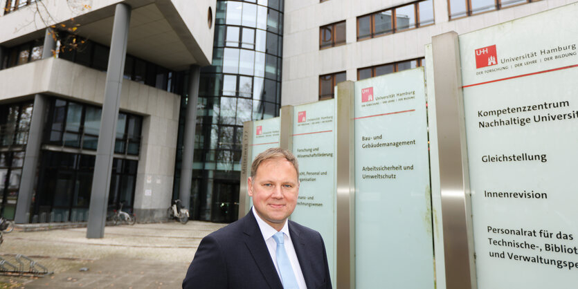 Uni-Präsident Hauke Heekeren vor Hinweistafeln