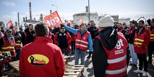 Menschen streiken vor einer Fabrik