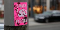 "Smash Fashism", Aufkleber an einem Laternenpfahl