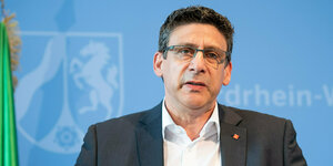 Knut Giesler, Bezirksleiter der IG Metall Nordrhein-Westfalen, spricht bei einer Pressekonferenz.