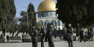 Israelische Polizisten am Mittwoch vor dem Felsendom, dessen goldene Kuppel im Hintergrund zu sehen ist.
