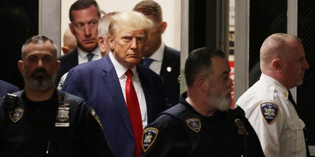 Trump zwischen Sicherheitsbeanmten