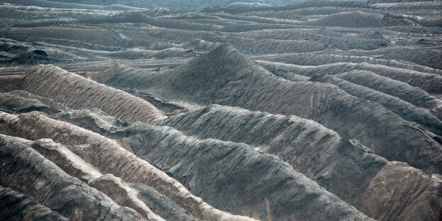 zerklüftete Landschaft, aufgewellte Erde im Tagebau