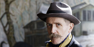 Billy Childish trägt einen Hut