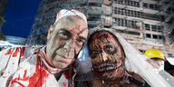 Ein Paar in Halloween-Verkleidung: Er mit Kunstblut bespritzt, sie mit Plastik-Messer im Hals.
