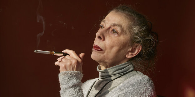 Seitenansicht von Bettina Wegner beim rauchen