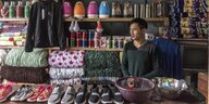 Ein Händler aus Bhutan mit chinesischen Produkten