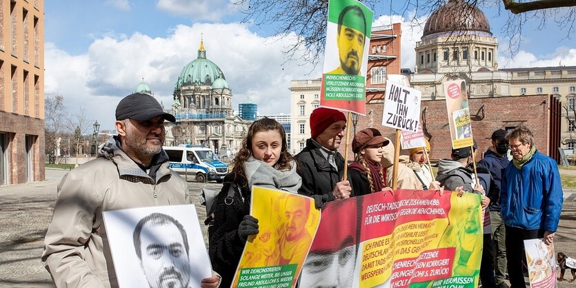 Menschen demonstrieren, auf Schildern unter anderem zu lesen: Holt ihn zurück!