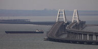 Ein Frachtschiff fährt neben der Krim-Brücke in der Meerenge von Kertsch