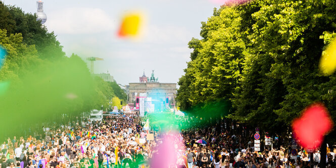 Konfetti fliegt beim Christopher Street Day (CSD) vor dem Brandenburger Tor von einem Wagen.