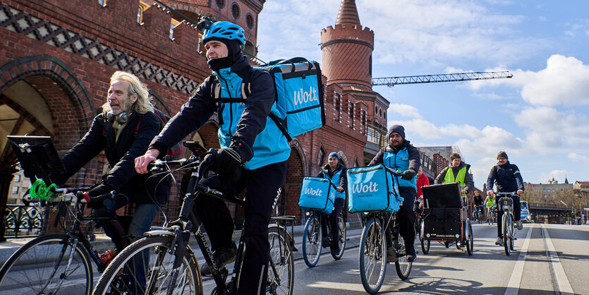 Eine Raddemo von Wolt-Arbeiter*innen fährt auf der Oberbaumbrücke.