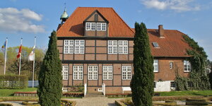 Ein rot verklinkertes Fachwerkhaus mit Garten