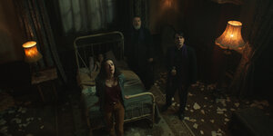 Exorzist Gabriele Amorth (Russell Crowe) und seine Leidensgenossen blicken im Zimmer eines Besessenen an die Decke.