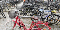 Fahrräder stehen vor dem Bahnhof in Lübeck