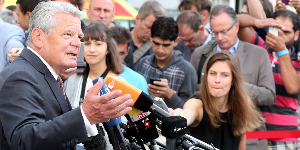 Beim Besuch in der Erstaufnahmestelle für Flüchtlinge in Berlin-Wilmersdorf: Bundespräsident Joachim Gauck.