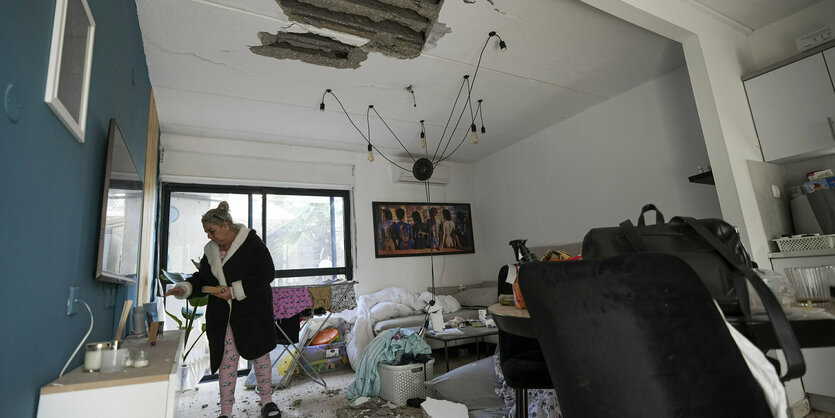 Eine Israelin begutachtet am Freiag die Schäden in ihrem Haus in Sderot nach Raketenbeschuss aus dem Gazastreifen: Ein Teil der Zimmerdecke ist runtergekommen.