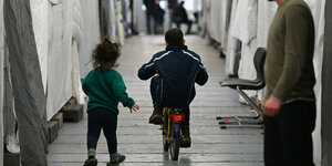 Kinder in einer Flüchtlingsunterkunft in Hessen