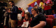 Mutter aus der Convenant Schule weint im Abgeordnetenhaus in Tennessee