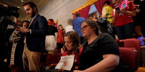 Mutter aus der Convenant Schule weint im Abgeordnetenhaus in Tennessee