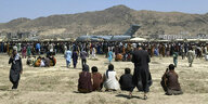 Kabul Flughafen, 16. August 2021: Tausende Afghanen warten meist vergeblich auf einen Platz in einem Transportflugzeug der US-Luftwaffe.