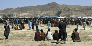 Kabul Flughafen, 16. August 2021: Tausende Afghanen warten meist vergeblich auf einen Platz in einem Transportflugzeug der US-Luftwaffe.