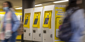 Ticketautomaten der BVG auf einem U-Bahnsteig