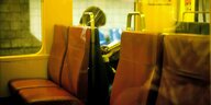 Eine Frau liest ein Buch in der U-Bahn