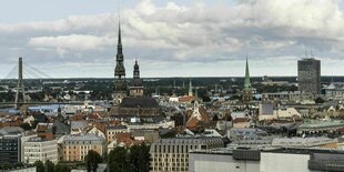 Skyline von Riga bei bewölktem Himmel