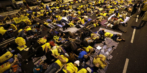 Demonstranten schlafen in Kualar Lumpur bei ihrem 36-stündigen Protest auf der Straße