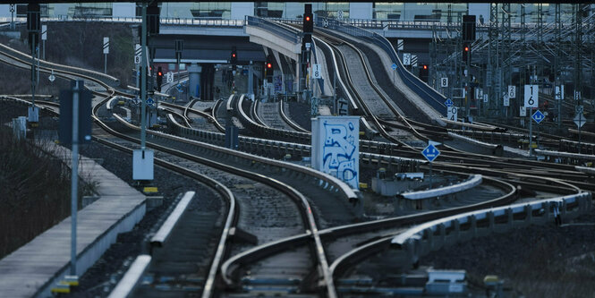 Mehrere Schienen und Bahnbrücken