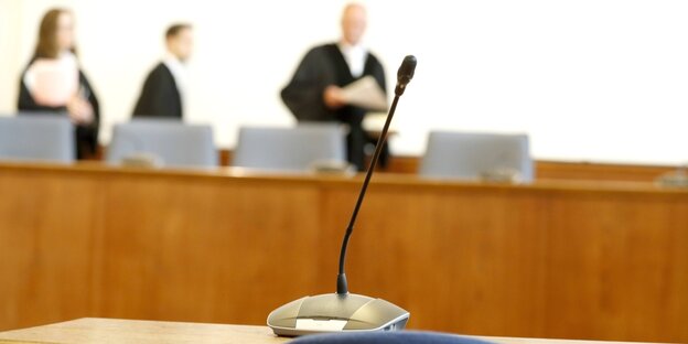 Dortmund Landgericht Zeugenstand mit Mikrofon
