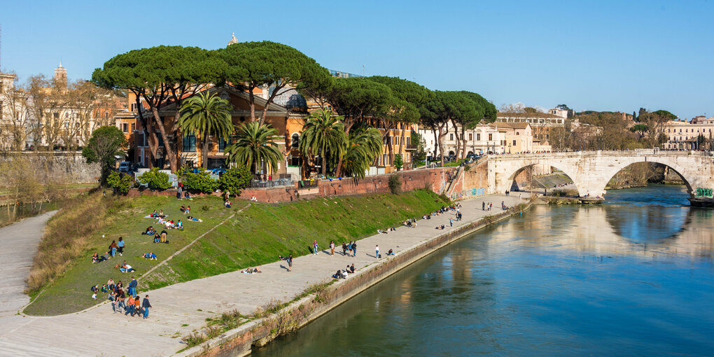 Menschen am Tiber in Rom