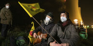 AKW-Gegner mit Corona-Masken, einer Gitarre und Protestfahnen
