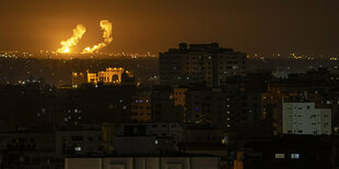 Eine Explosion am Horiztont hinter einer Stadt