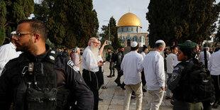 Sicherheitskräfte und Pilger vor der Al-Aksa-Moschee.