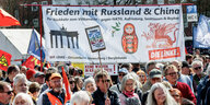 Banner der Linken auf dem Hamburger Ostermarsch: Frieden mit Russland und China