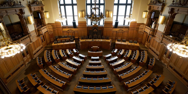 Blick von der Besuchertribüne in den Plenarsaal der Hamburgischen Bürgerschaft im Rathaus