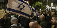 Menschen demonstrieren mit Israelfahne, manche tragen Kippa