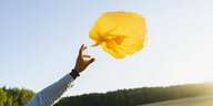 Eine gelbe Mülltüte fliegt in die Luft